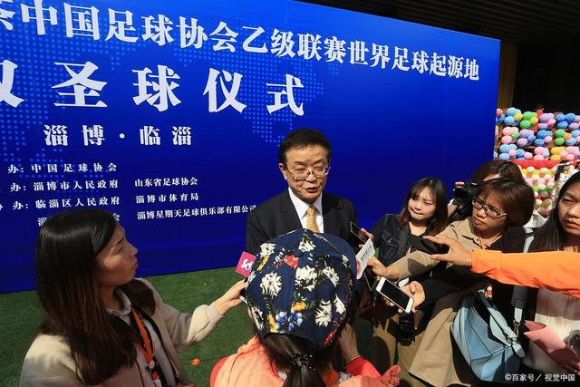 福法纳头球破门，塞维利亚小胜巴萨